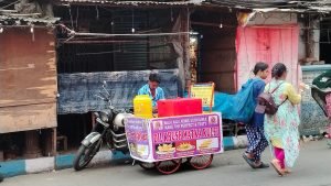 A kulfi vendor is making a living for his family by selling kulfi- Amritangshu Paul (1)