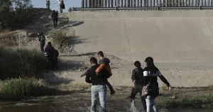 Children Forced to Say Goodbye to Their Mother at Border