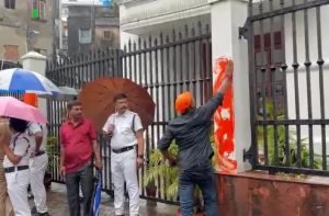 Saffron-clad protest outside Anandabazar Patrika office1