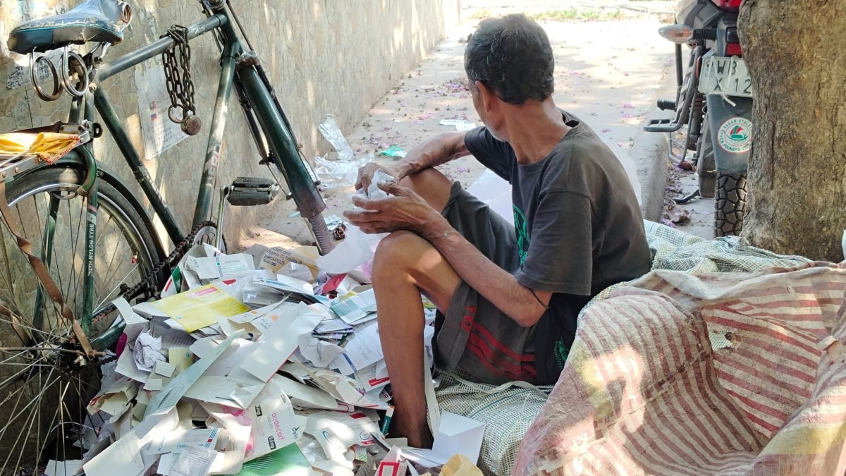 A-man-collects-paper-waste-in-heavy-heatwave-1