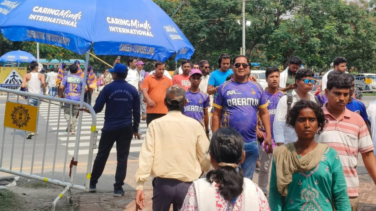Among-jerseys-and-dreams-he-weaves-his-daily-hope-on-the-pavement-Ankesh-Roy-2