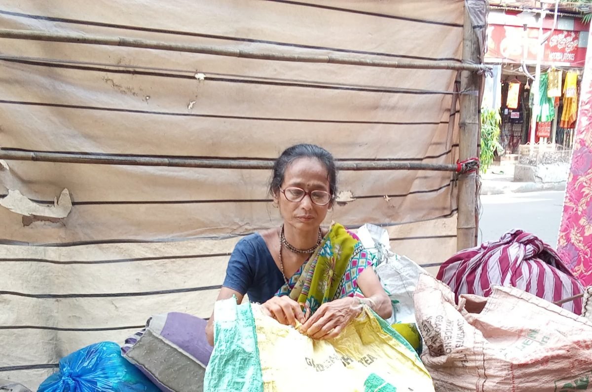 An-elderly-womans-resolute-attitude-endures-despite-her-fatigue-and-loneliness-Annrisha-Kusari-2 (1)