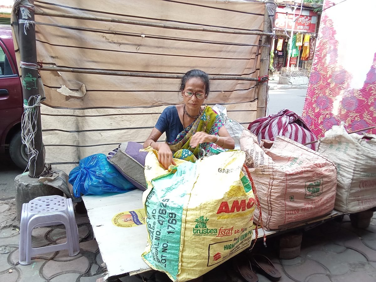 An-elderly-womans-resolute-attitude-endures-despite-her-fatigue-and-loneliness-Annrisha-Kusari-3